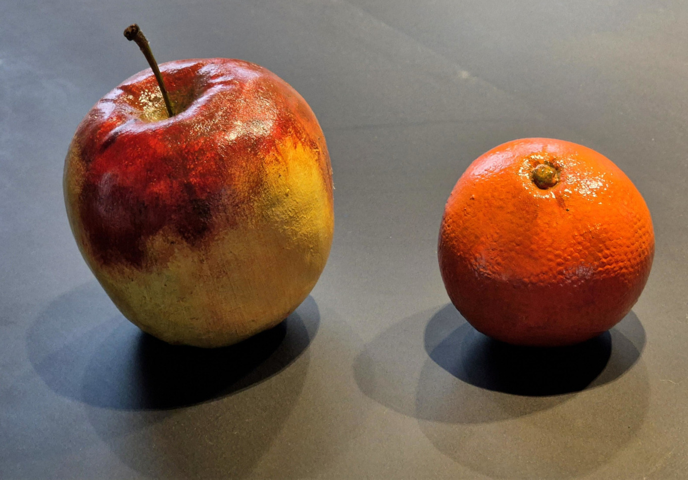 Beeld van een appel en een mandarijn uit klei