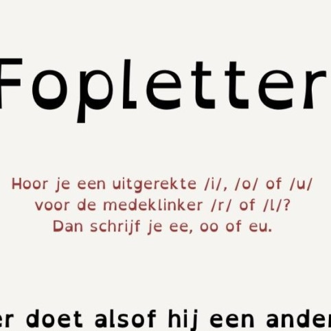 Kennisplaat Fopletter met uitleg over korte klank die als lange klank wordt geschreven (ee, oo, eu) met voorbeelden zoals veer, boor en deur.