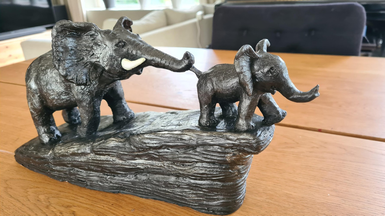 afbeelding beeld met twee olifanten bewerkt